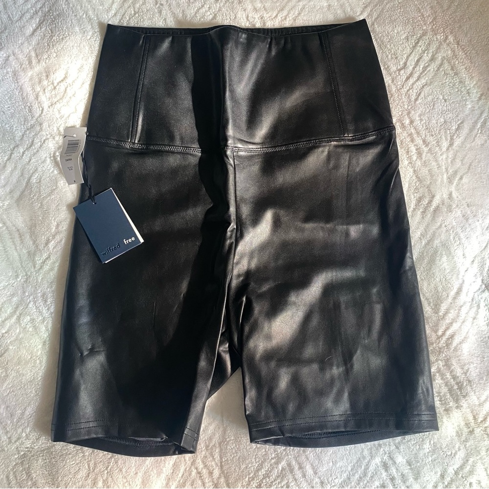 NWT Aritzia . DARIA biker shorts. Size M
